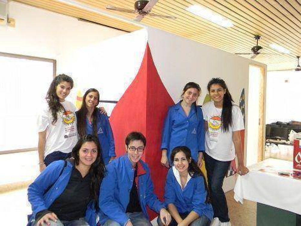 J�venes pintaron un mural para destacar la donaci�n