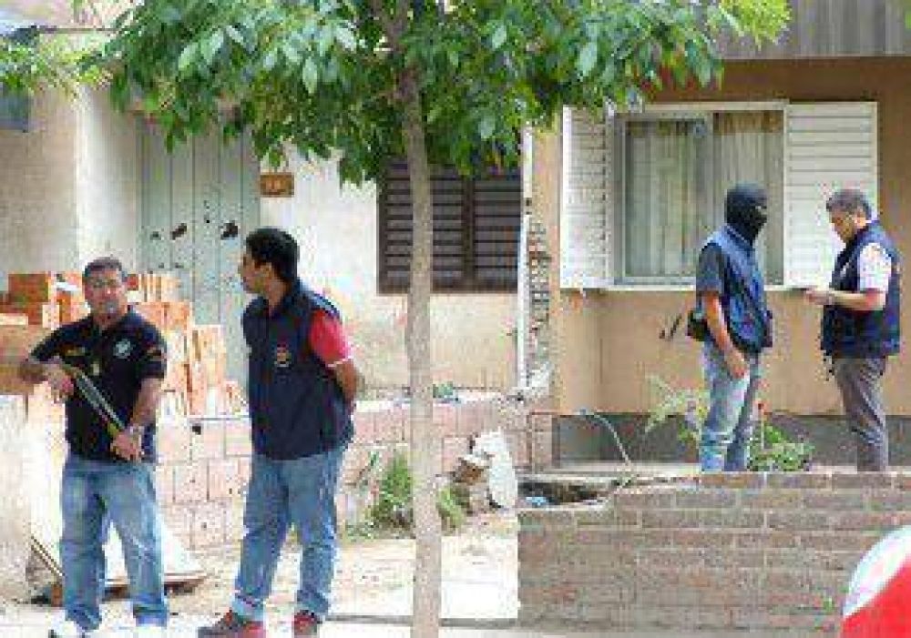 Detuvieron a una maestra y a tres hombres vinculados con banda narco