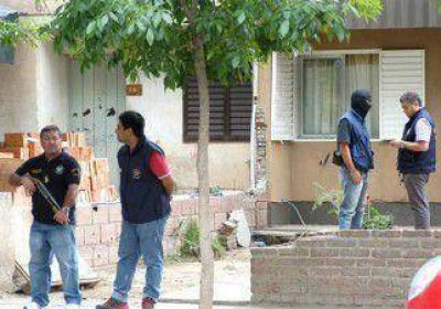 Detuvieron a una maestra y a tres hombres vinculados con banda narco