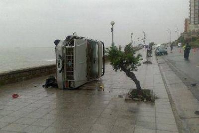 Conductor alcoholizado por mirar otro choque, volc�