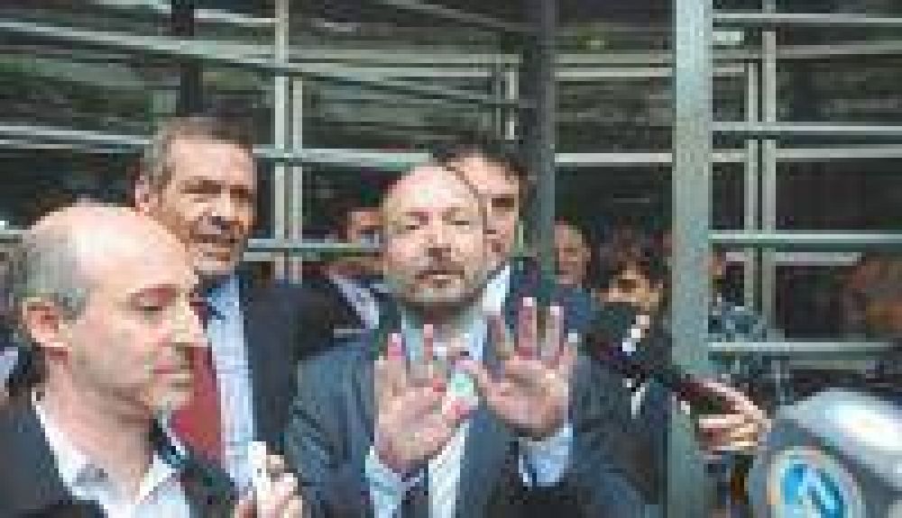 Clar�n se niega a aceptar el tr�mite de adecuaci�n y resiste el fallo de la Corte