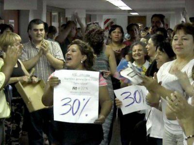 Los gremios docentes acordaron un aumento del 25% para 2014