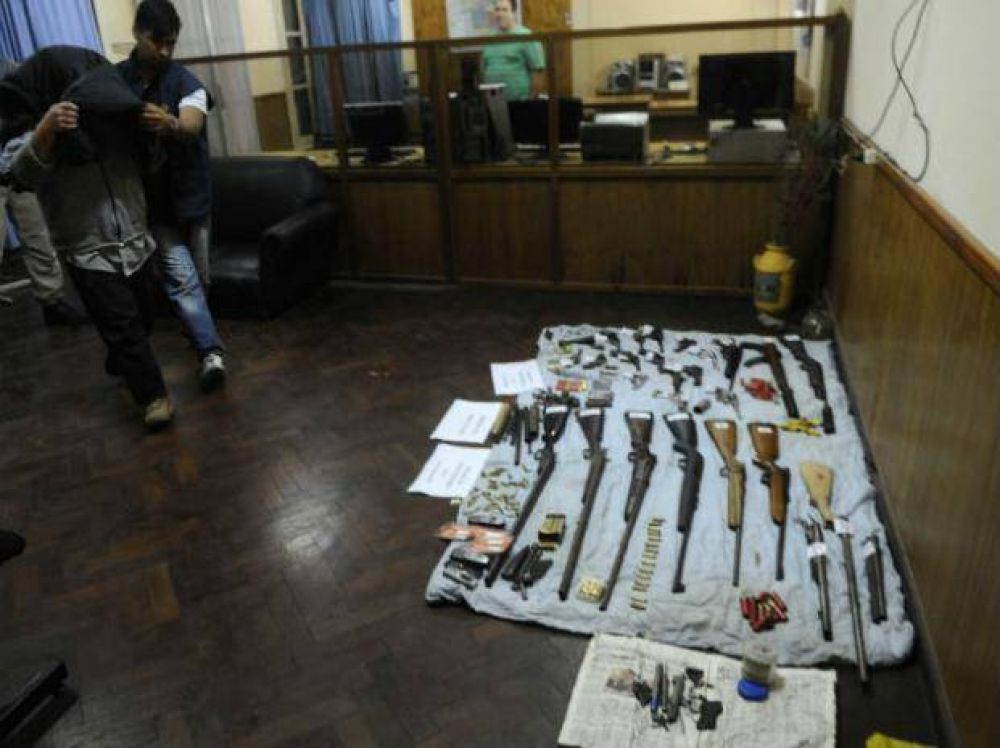 Hallaron un arsenal en una vivienda de Las Flores