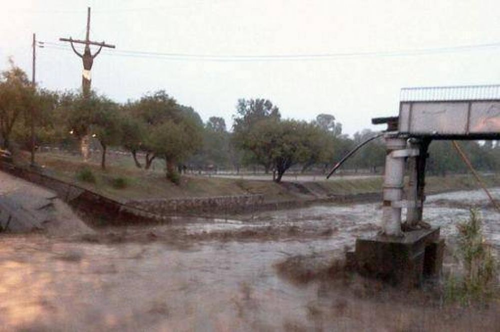 Retoman la b�squeda de un remisero arrastrado por el r�o en Jes�s Mar�a