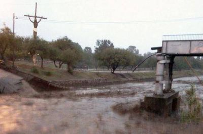 Retoman la b�squeda de un remisero arrastrado por el r�o en Jes�s Mar�a