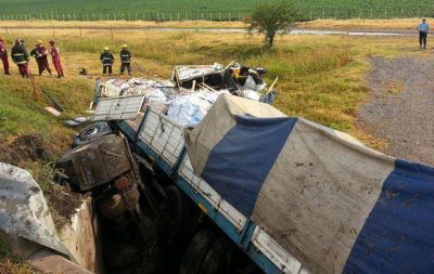 Cami�n arroll� a otros estacionados en C�rdoba: dos muertos
