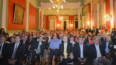 Homenajearon a los concejales paranaenses del per�odo democr�tico	 