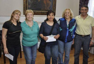 La jefa comunal Stella Giroldi entreg� nuevos Subsidios a Instituciones de Campana  