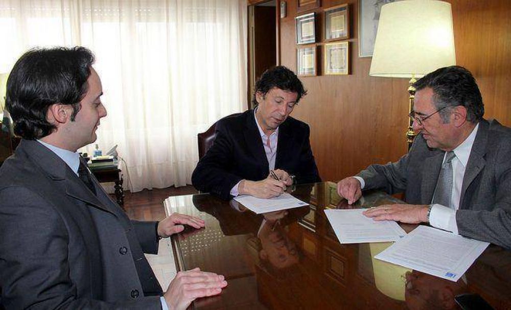 San Isidro firm� un convenio con la Universidad Cat�lica de Santiago del Estero 