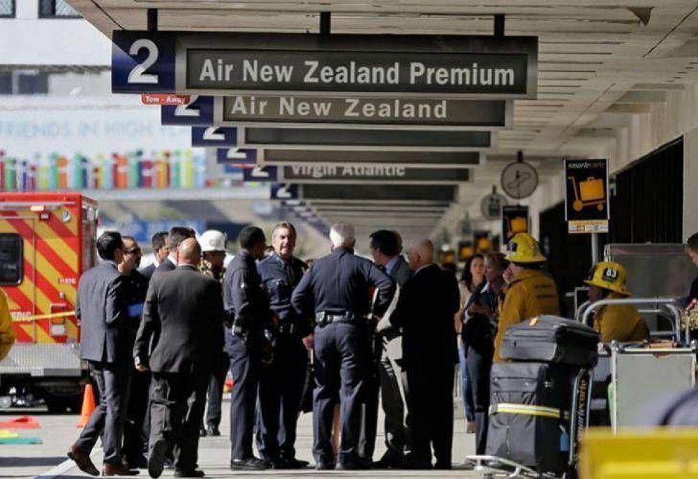 Tiroteo: un muerto y siete heridos en el aeropuerto de Los Angeles