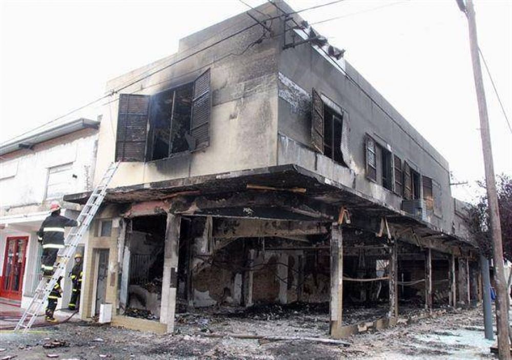 Dos personas fallecieron por una fuerte explosi�n en un local c�ntrico