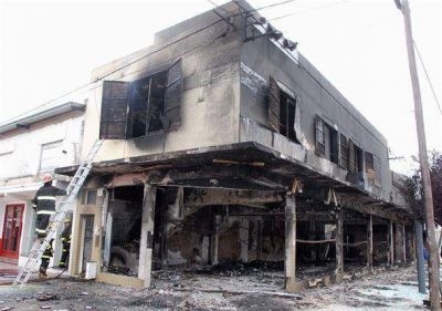 Dos personas fallecieron por una fuerte explosi�n en un local c�ntrico