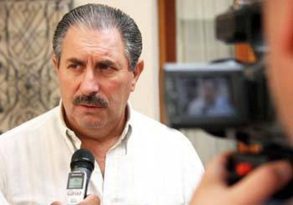 Scalesi anunci un juicio contra Aguilar al que trato de cagn	