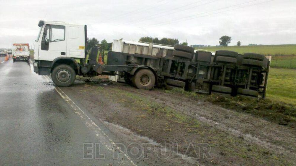 Volc� acoplado de un cami�n sobre la ruta 226