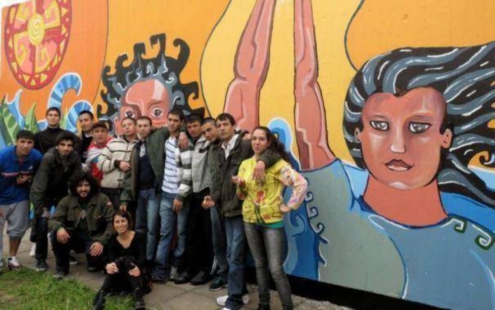 Color a lo oscuro: inauguraron mural en la C�rcel de Bat�n
