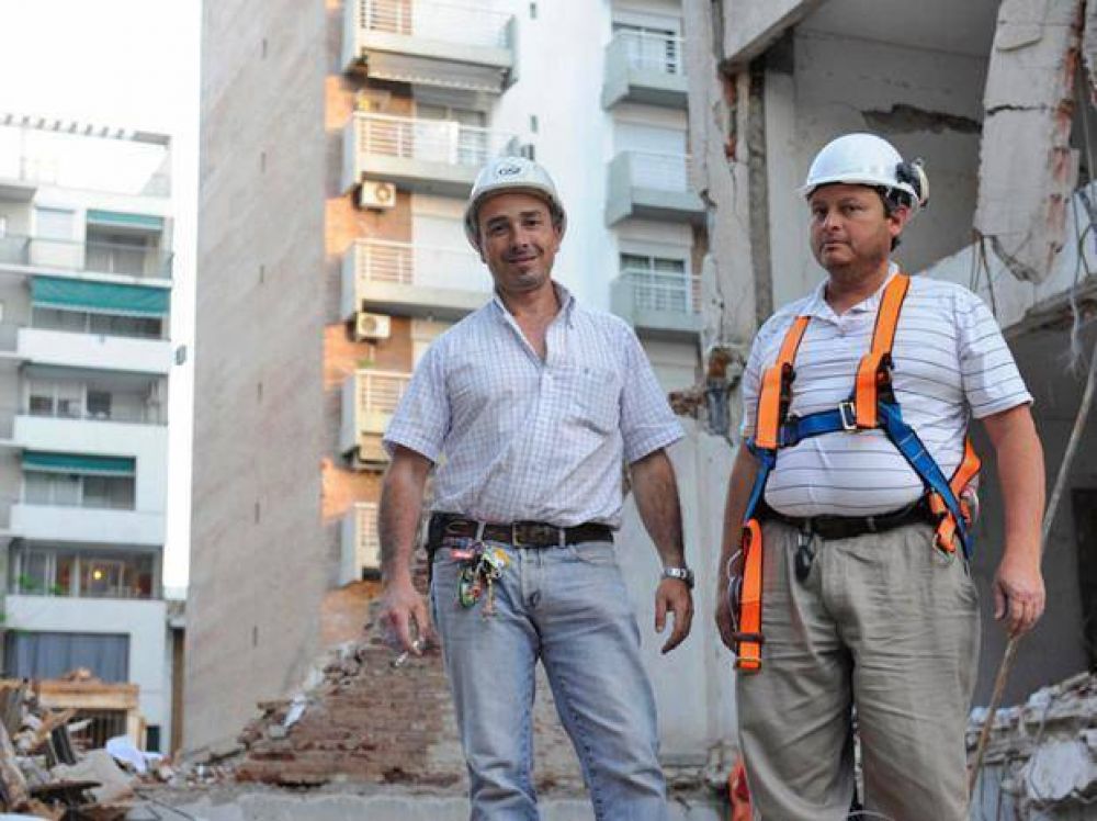 Los equipos de rescate hallaron casi 35 mil d�lares en un departamento en ruinas de Salta 2141