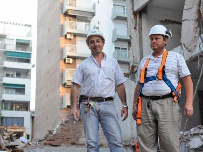 Los equipos de rescate hallaron casi 35 mil d�lares en un departamento en ruinas de Salta 2141