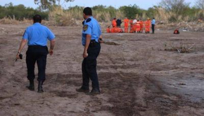 Cuerpo hallado ser�a el del remisero arrastrado por el r�o