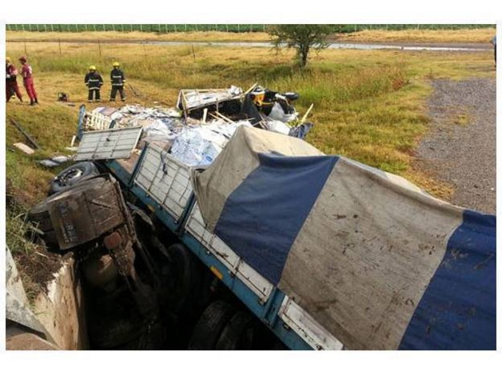 Mueren dos entrerrianos en un triple choque de camiones en C�rdoba