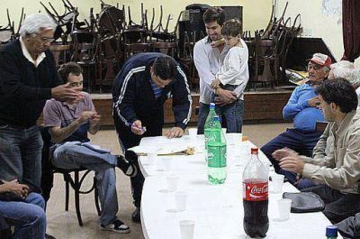 �Juani� Ustarroz entreg� subsidios a ocho clubes 