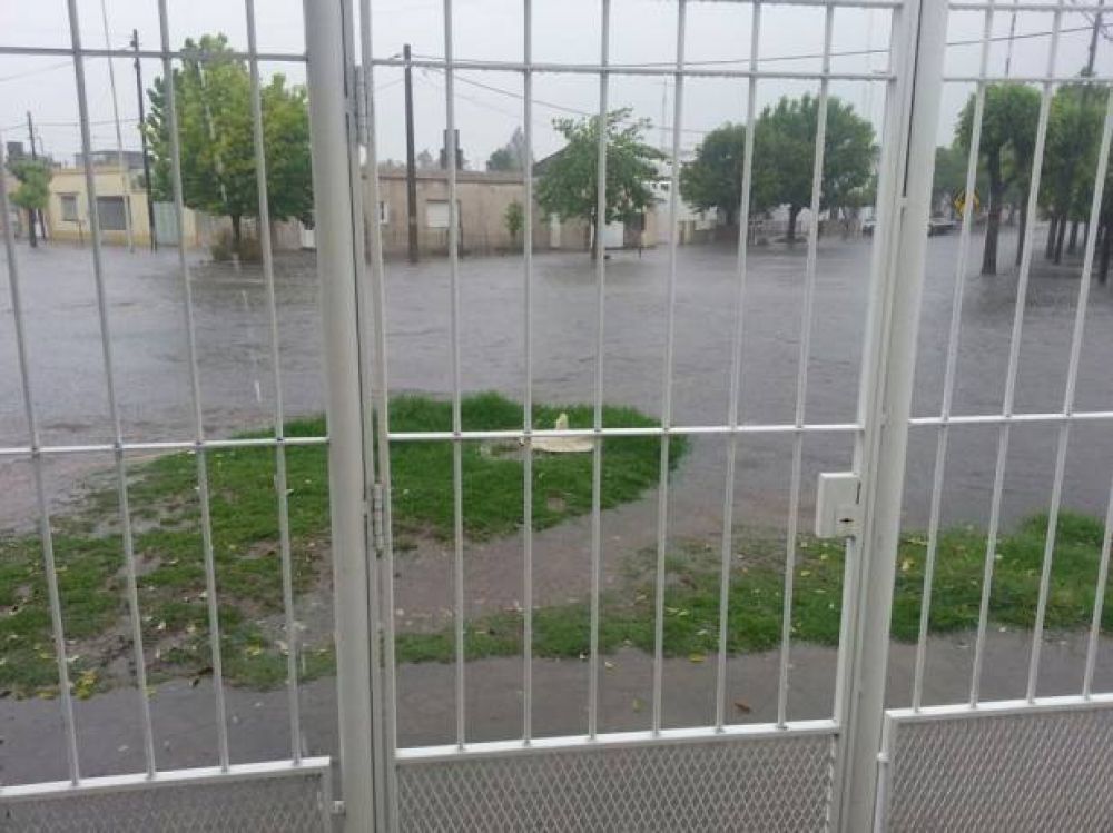 Cien evacuados arrojaron los 90 mil�metros que cayeron en pocas horas
