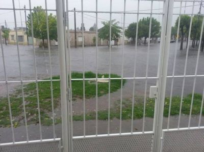 Cien evacuados arrojaron los 90 mil�metros que cayeron en pocas horas