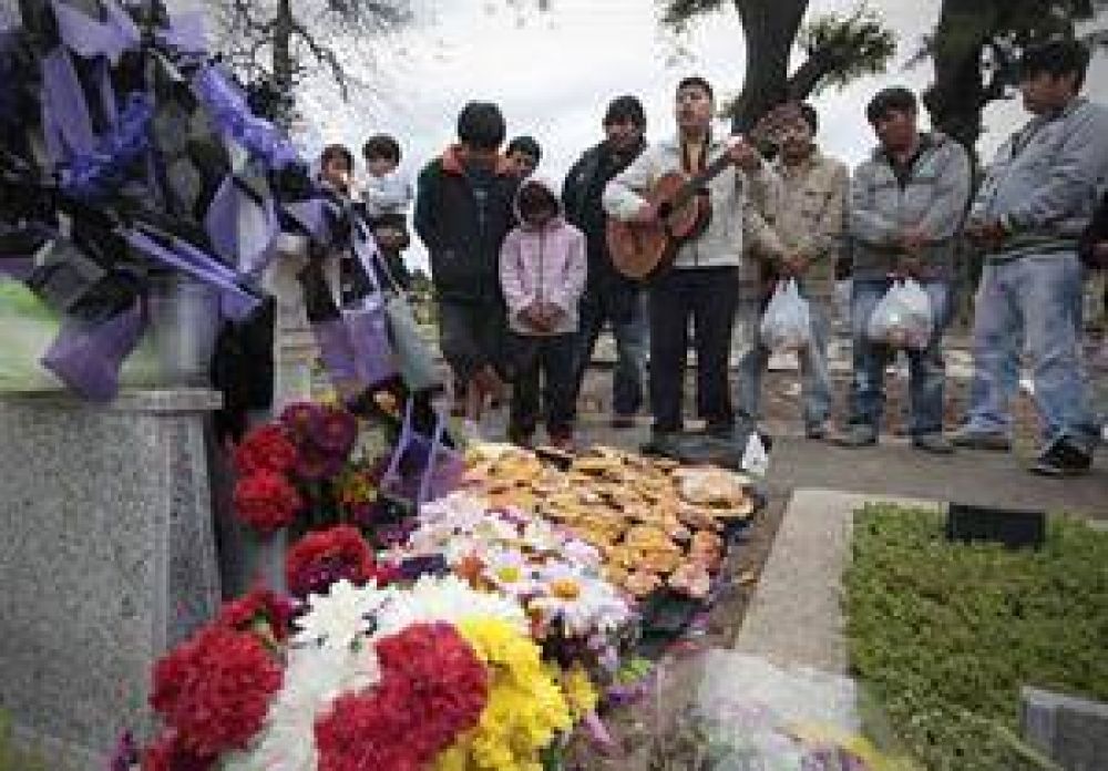 H�bito milenario: flores y m�sica para los muertos