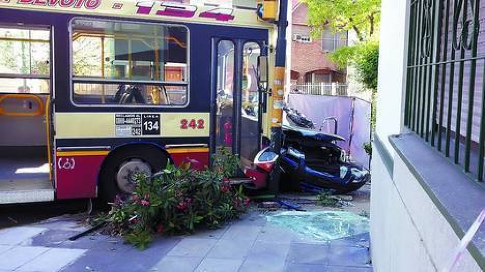 Un colectivo choc� con un auto: una mujer muerta y 14 heridos