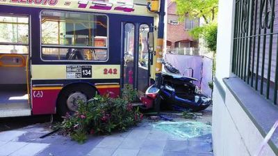 Un colectivo choc� con un auto: una mujer muerta y 14 heridos
