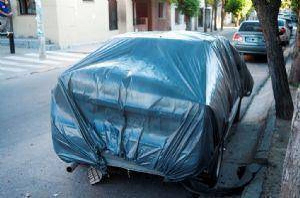 Choc� un auto estacionado y atropell� a una joven: testigos dicen que estaba ebrio