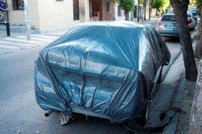 Choc� un auto estacionado y atropell� a una joven: testigos dicen que estaba ebrio