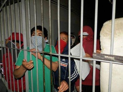 Internos del Penal plantearon sus reclamos tomando como reh�n a un celador