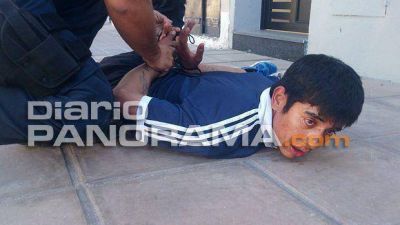 Rob� e hiri� a una joven pero fue detenido por un vecino cuando escapaba