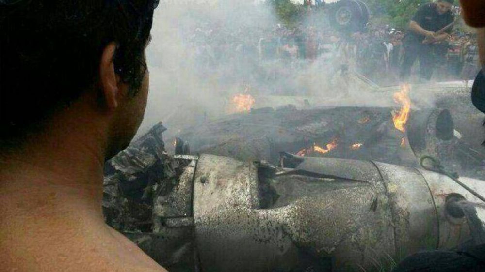 Se estrell� un avi�n en Bolivia y hay al menos 8 muertos