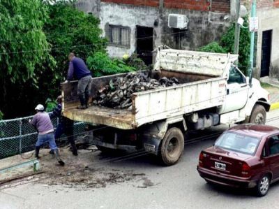 El municipio limpi� el "Ca�adon del Urquiza" que hizo colapsar las cloacas