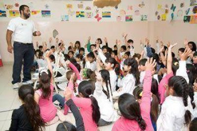 M�S DE 1600 ALUMNOS DE SANTA CRUZ YA PARTICIPARON DEL PROGRAMA "EL PETR�LEO EN TU VIDA", DE PAE