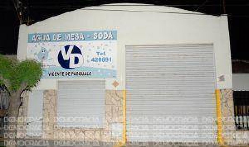 Logran robar en dos comercios locales luego de forzar las puertas de ingreso