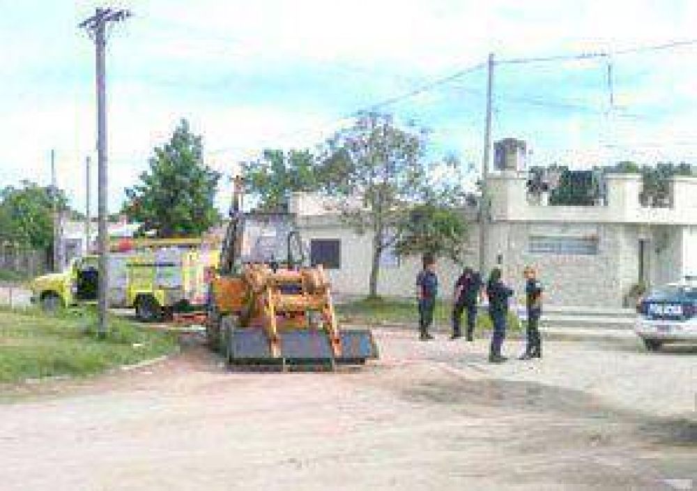 P�nico en el Barrio Emilio Mitre: una excavadora rompi� un ca�o de gas