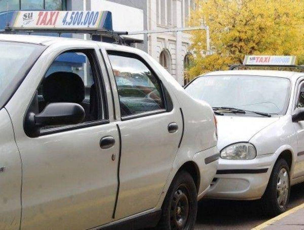 Asaltaron a un taxista y lo dejaron encerrado en el ba�l