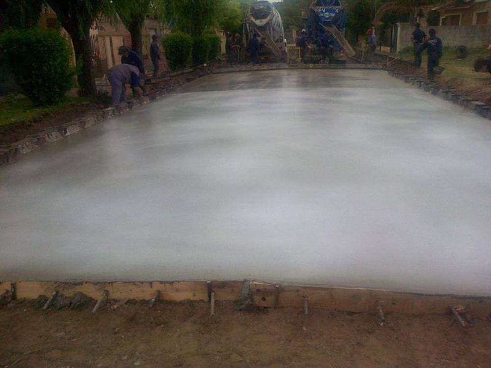 SE SIGUEN PAVIMENTANDO CALLES EN ROQUE P�REZ