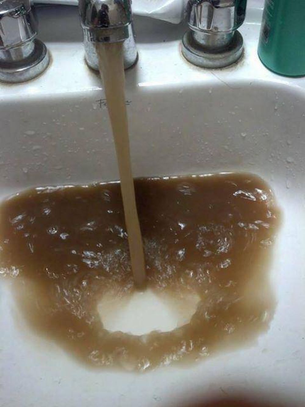 El agua sigue turbia y vecinos reclaman que Ser.Ba. no atiende