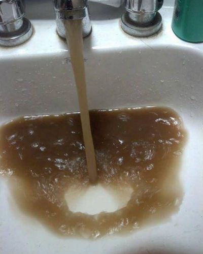 El agua sigue turbia y vecinos reclaman que Ser.Ba. no atiende