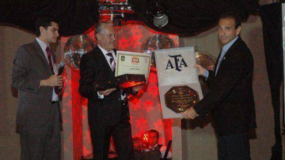 Elogios, humor y premios fueron el plato fuerte de la �Santa� cena