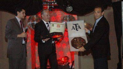 Elogios, humor y premios fueron el plato fuerte de la �Santa� cena