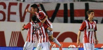 Estudiantes se trajo un triunfo vital desde el Monumental
