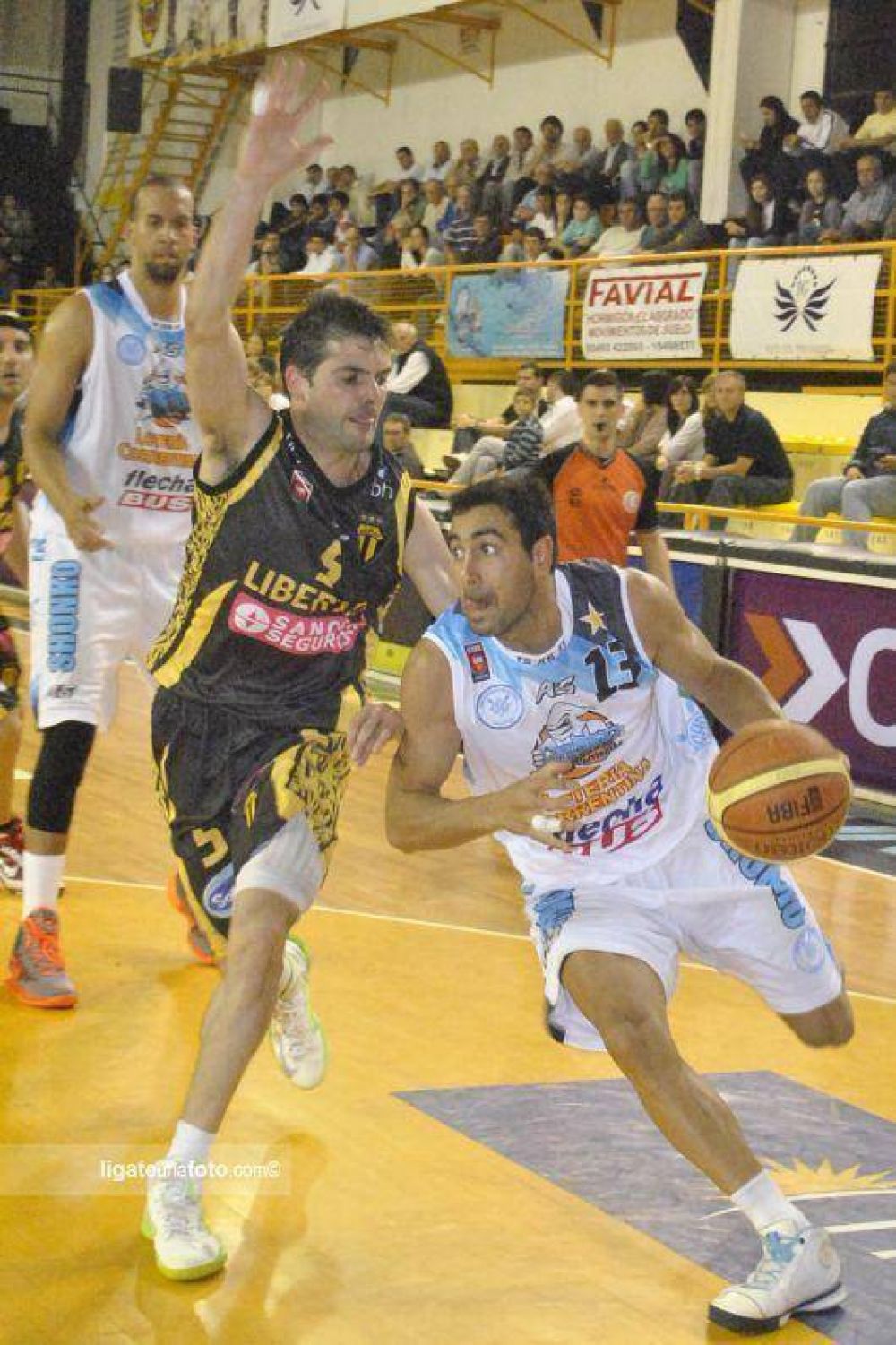 Regatas gan� en La Banda y qued� solo arriba