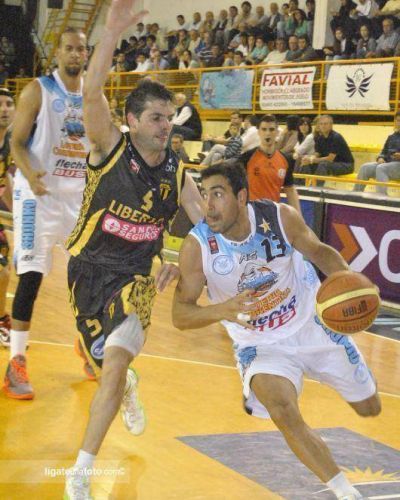 Regatas gan� en La Banda y qued� solo arriba