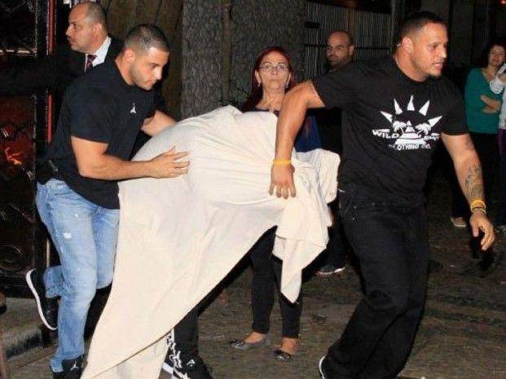 Justin Bieber sale de un prost�bulo envuelto en una s�bana