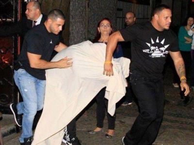 Justin Bieber sale de un prost�bulo envuelto en una s�bana