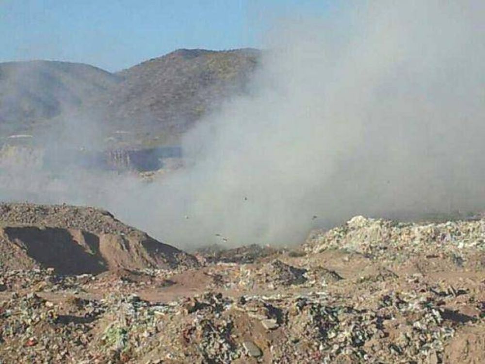 Una nube de humo cubri� el Gran Mendoza debido a un incendio en el basural de El Pozo